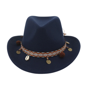 Filtcowboyhatt med geometriskt band och charms