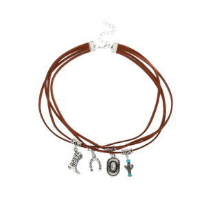 Flerlagrat halsband med western charm och cowboysymboler