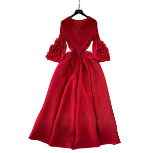 V-halsad westernklänning med tofsdetaljer och vida ärmar